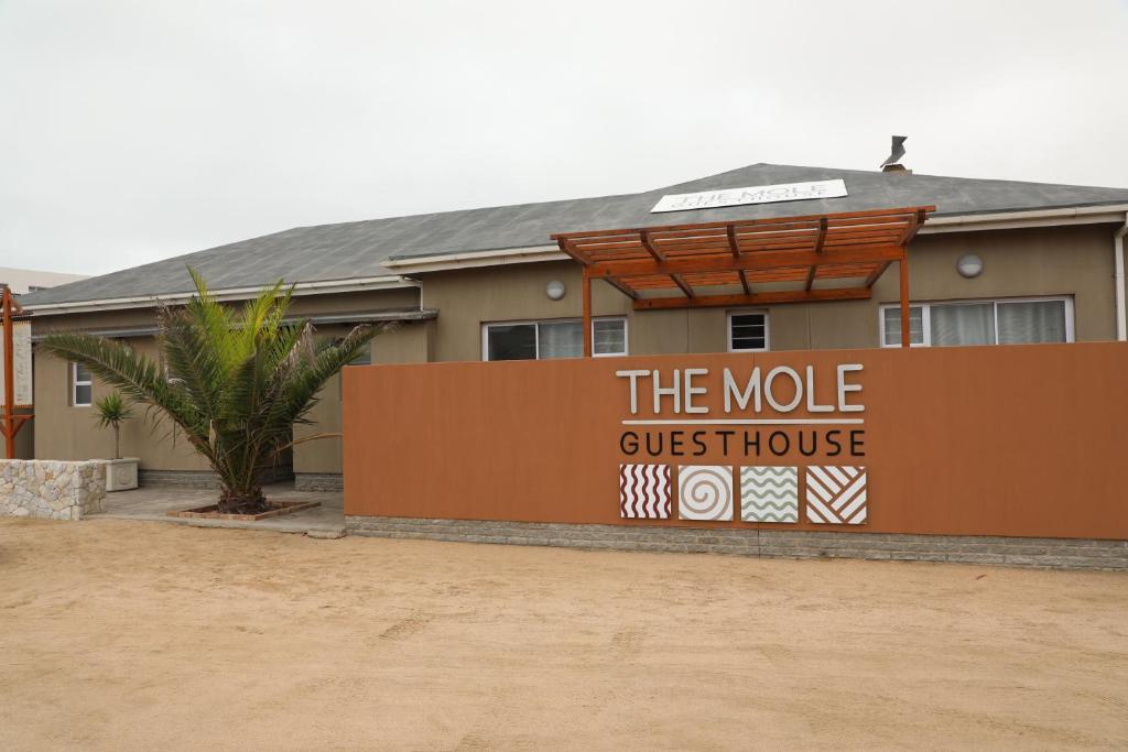 斯瓦科普蒙德The Mole Guesthouse的一座建筑,上面有读取摩尔旅馆标志