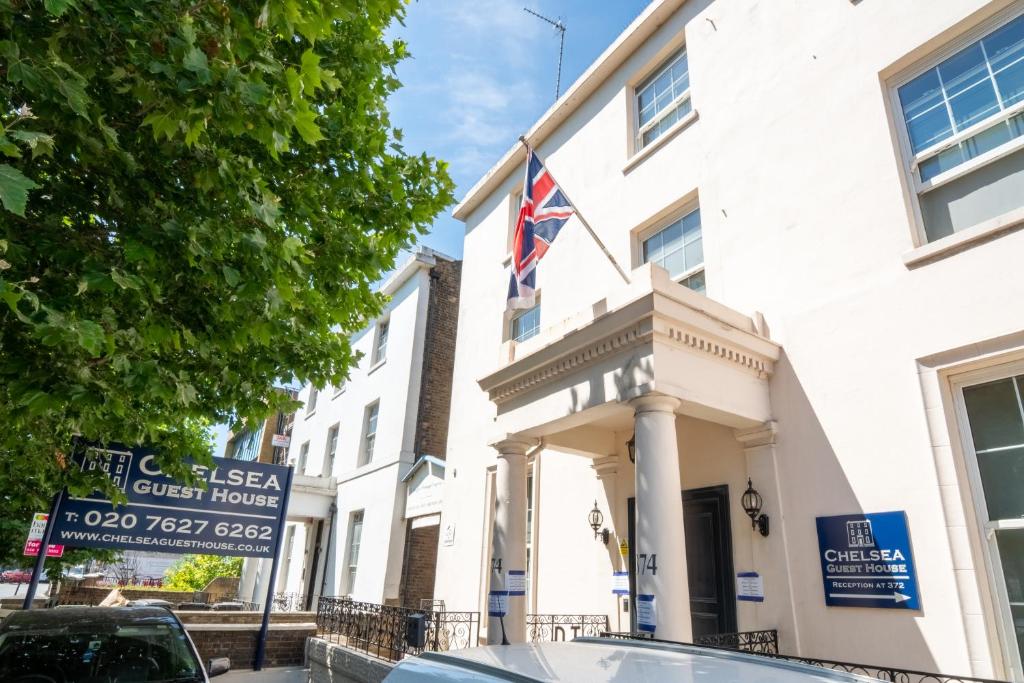 伦敦切尔西宾客别墅酒店的前面有旗帜的建筑