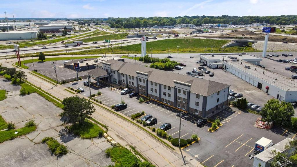 黑泽尔伍德Comfort Inn & Suites St Louis-Hazelwood的享有大楼空中景色,设有停车场