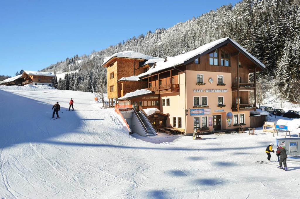 福尔施陶恩特里家庭旅馆的一群人在滑雪小屋前滑雪