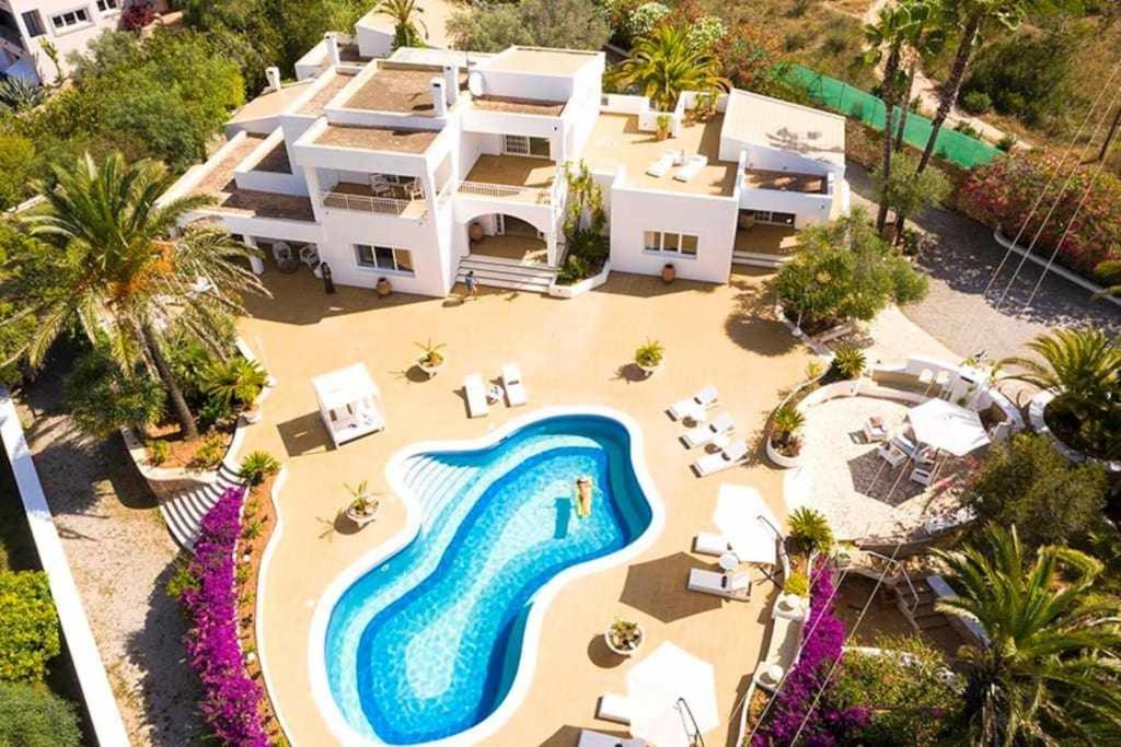 圣埃乌拉利亚Gorgeous Villa near Ibiza centre的享有带游泳池的房屋的空中景致