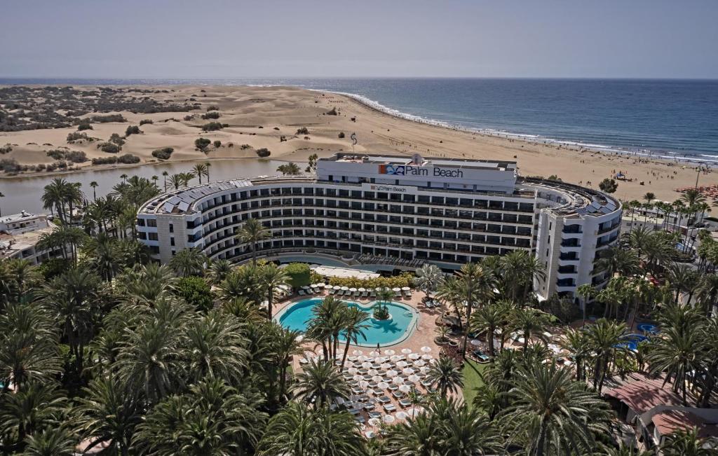 马斯帕洛马斯海滨棕榈滩酒店的享有酒店和海滩的空中景致