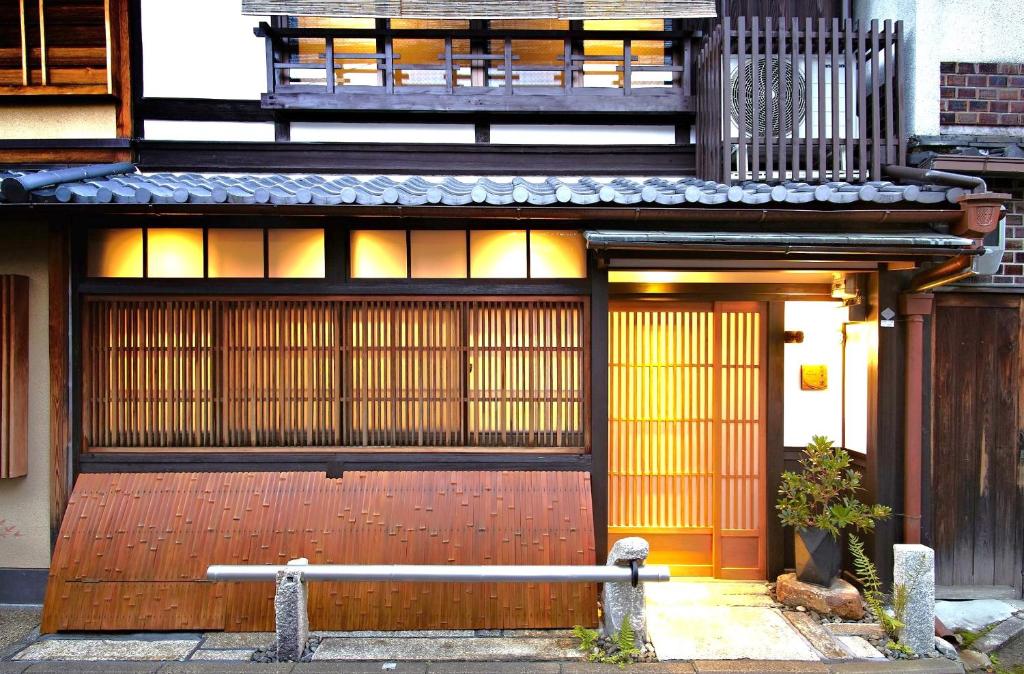 京都祗园永乐度假屋的带阳台的大木门的建筑
