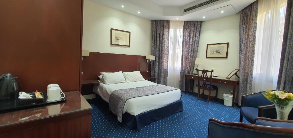 开罗扎马雷克荷露斯酒店的配有一张床和一张书桌的酒店客房