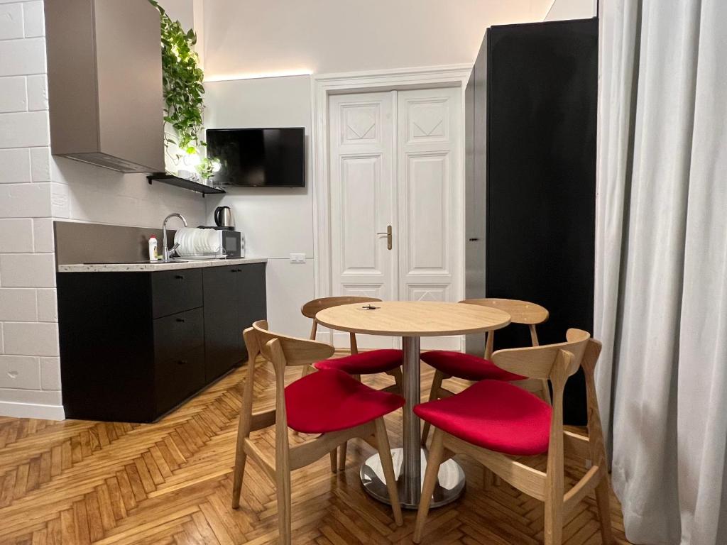 利沃夫利沃夫中心公寓式酒店 - 利沃夫的一个带木桌和椅子的小厨房