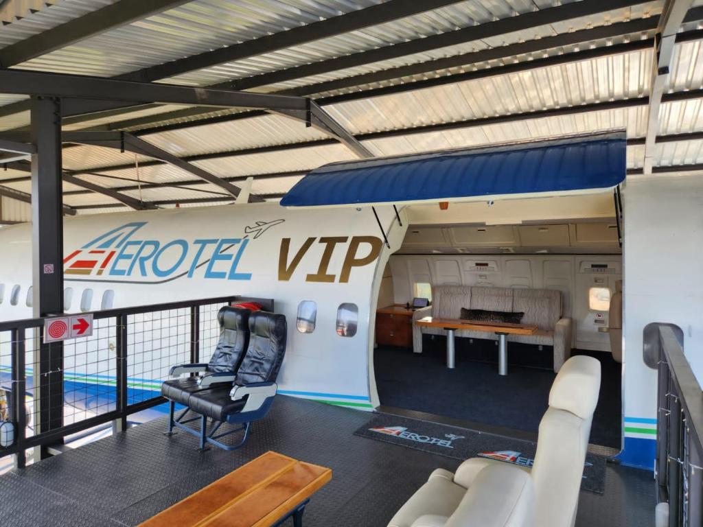 侯斯普瑞特AEROTEL VIP的享有配有沙发和桌子的客房的景色。