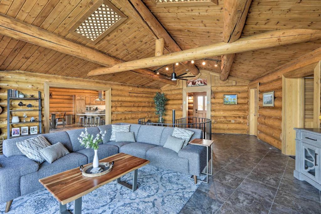 费尔班克斯Fairbanks Log Cabin with Waterfront Deck and Views!的客厅配有沙发和桌子