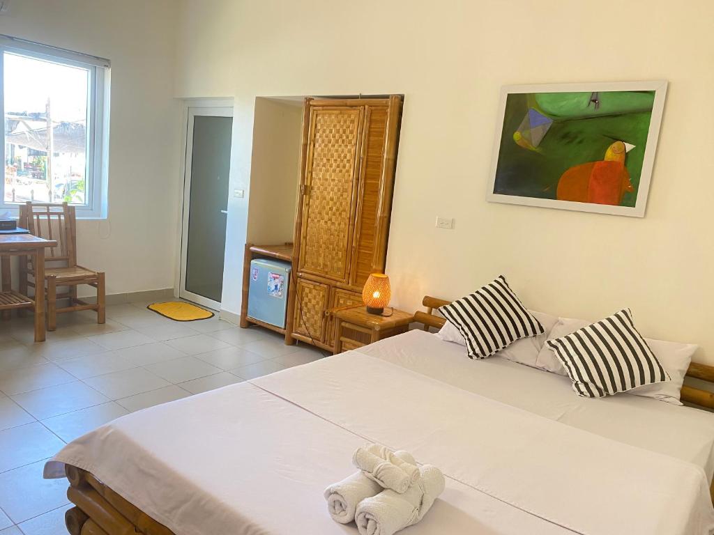 Lê VinhNgoc Linh Villas的卧室配有一张带两个枕头的大白色床
