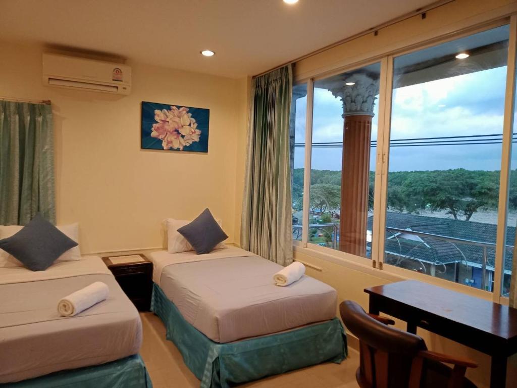 甲米镇Marina Seaview Krabi的酒店客房设有两张床和窗户。