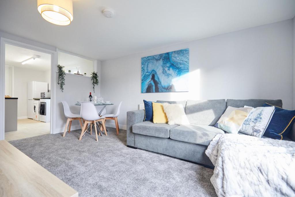 大雅茅斯homely - Great Yarmouth Beach Apartments的客厅配有沙发和桌子