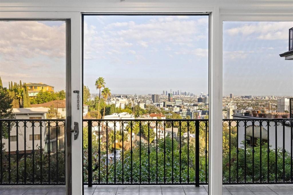 洛杉矶Sycamore Villa II的房屋的阳台享有城市美景。