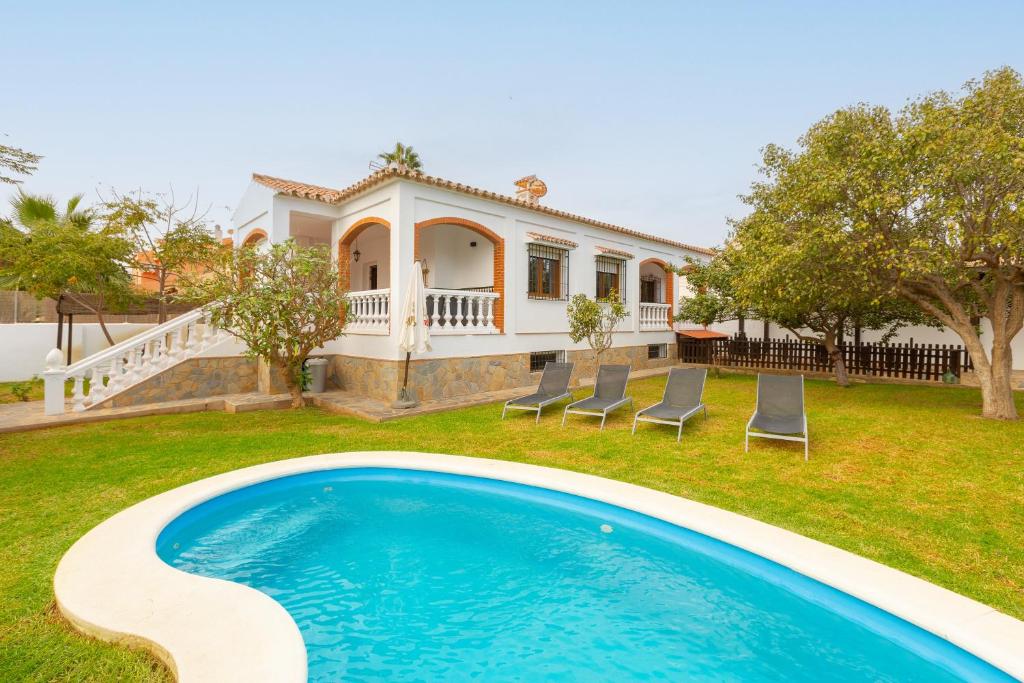 马拉加Casa Guadalmar的别墅前设有游泳池