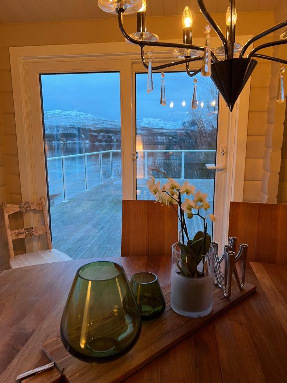 特罗姆瑟Håkøyveien 151, Tromsø的一张餐桌,享有窗户的景色