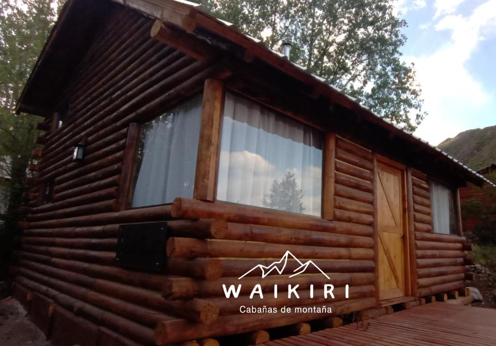 波特雷里约斯WAIKIRI的甲板上设有窗户的小木屋
