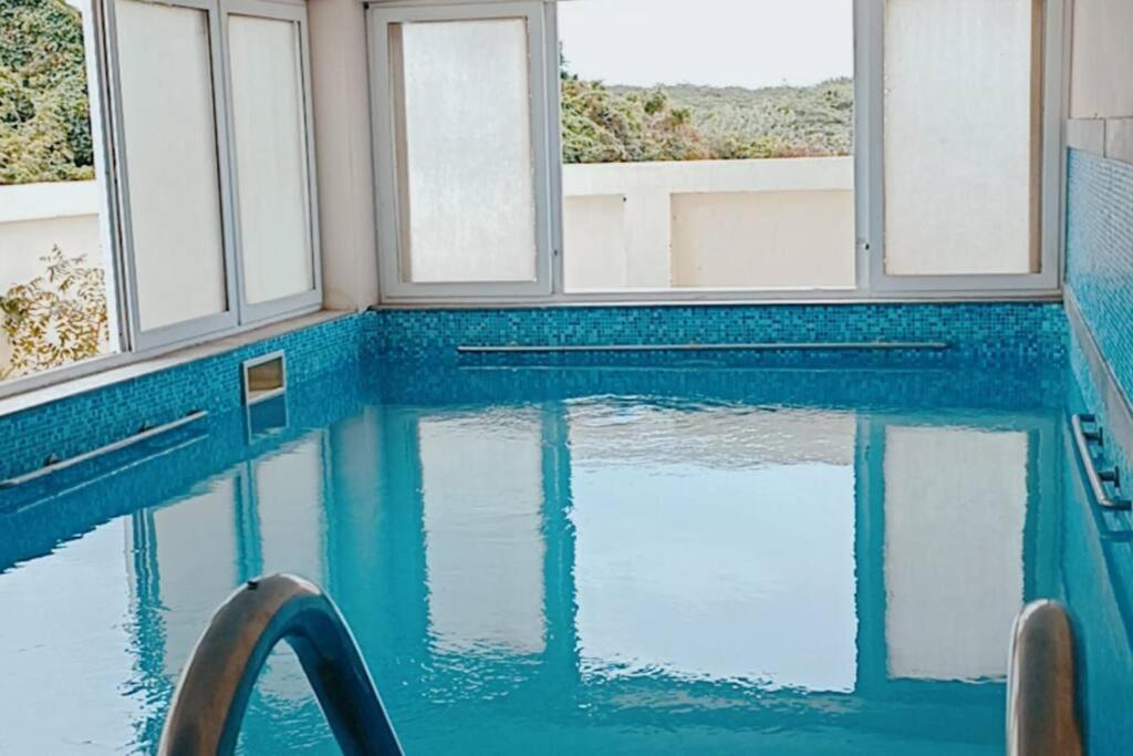 钦奈Private 4-BHK Villa with Swimming Pool, Wifi, BBQ的房屋内带窗户的游泳池