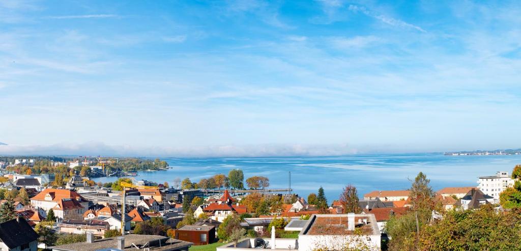 布雷根茨Haus4Zimmer - Luxus mit Blick über den Bodensee - mit Garage的享有水景的小镇