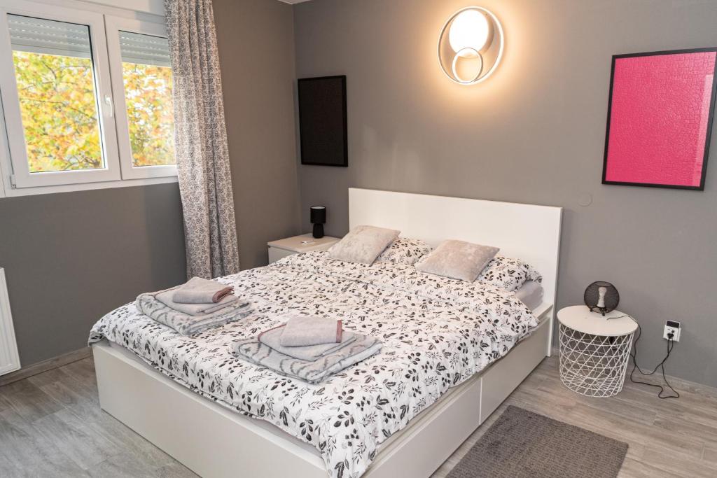 奥西耶克Apartman Ina的一间卧室设有一张床和一个窗口