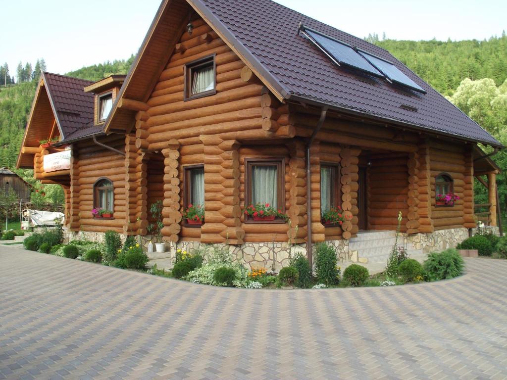 瓦特拉摩尔多维采乡皮亚特拉伦库鲁山林小屋的车道上带太阳能屋顶的小木屋