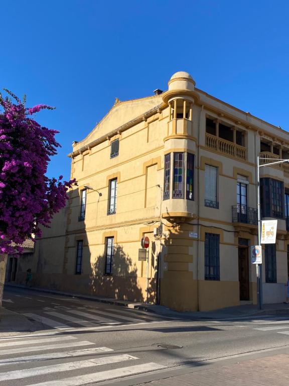 帕拉弗鲁赫尔Casa en Palafrugell - Costa Brava的街道拐角处的黄色建筑