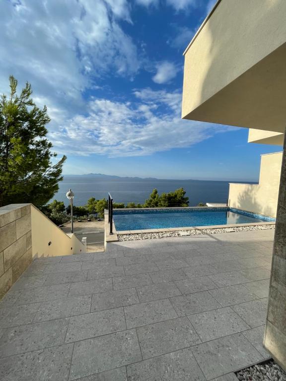 布拉托Korkyra Seashell的从房子里可欣赏到游泳池的景色