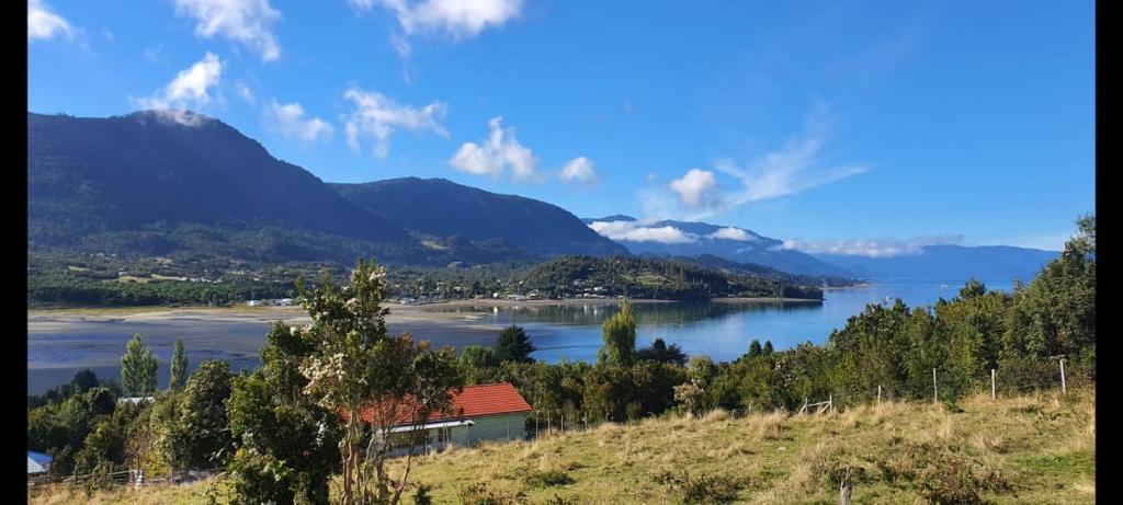 蒙特港Cabañas Chucao Austral的享有以山脉为背景的湖泊美景