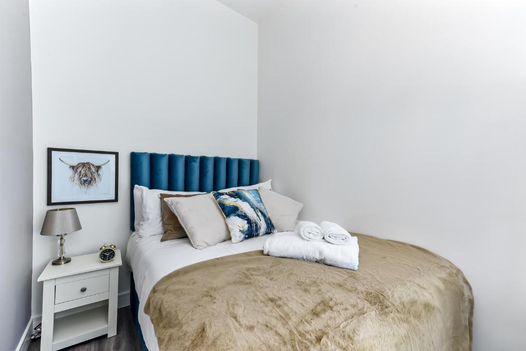 伦敦Comfy and Contemporary One Bedroom Flat的一间卧室配有带毛巾的床