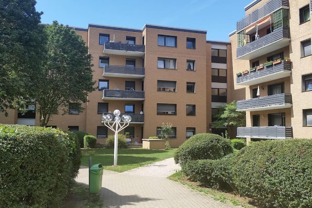 贝格海姆Ida, the suburban apartment nearby Cologne的一座大型公寓楼,前面有一条小径