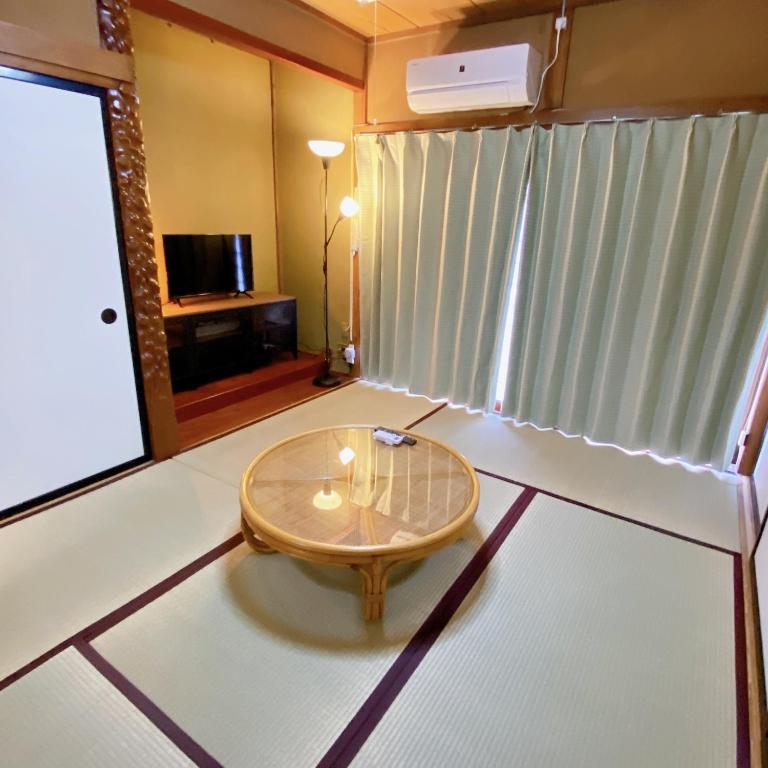 会津若松mooi 宮町的客厅,中间配有桌子