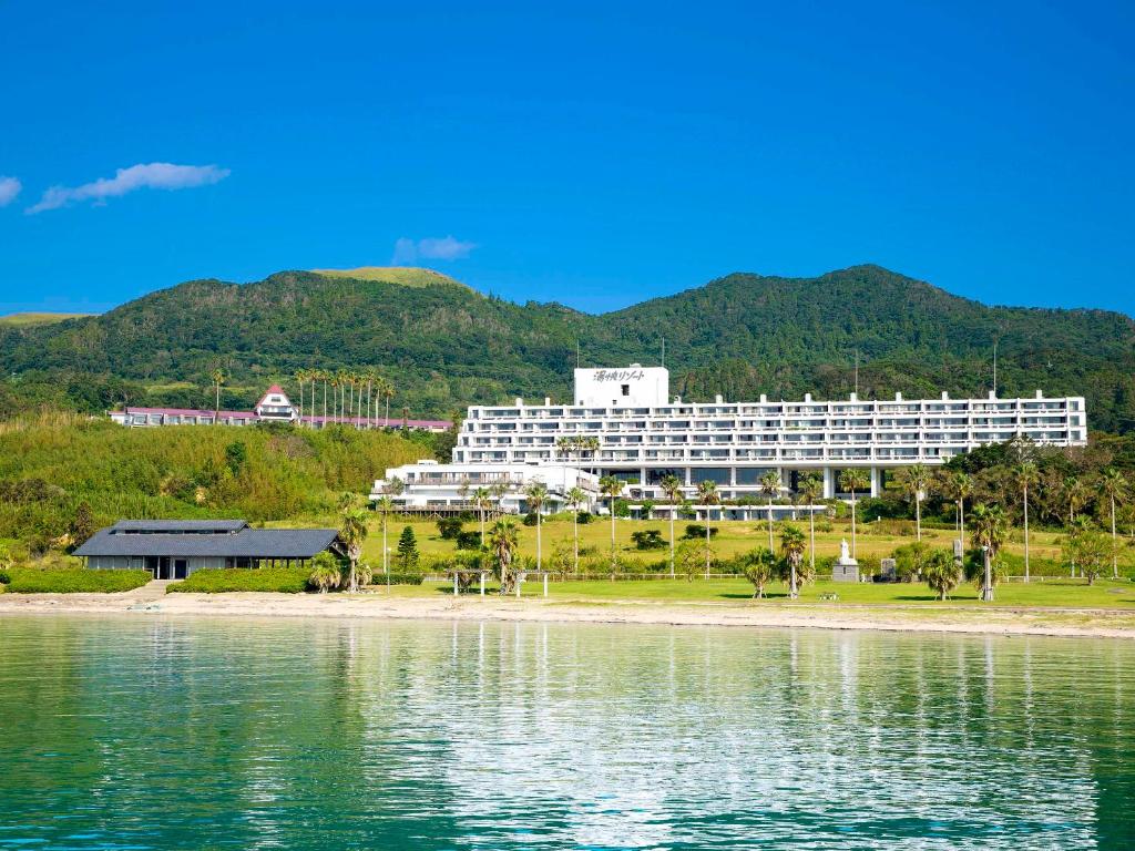 平戸市Yukai Resort Premium Hotel Ranpu的水岸上的一家大酒店
