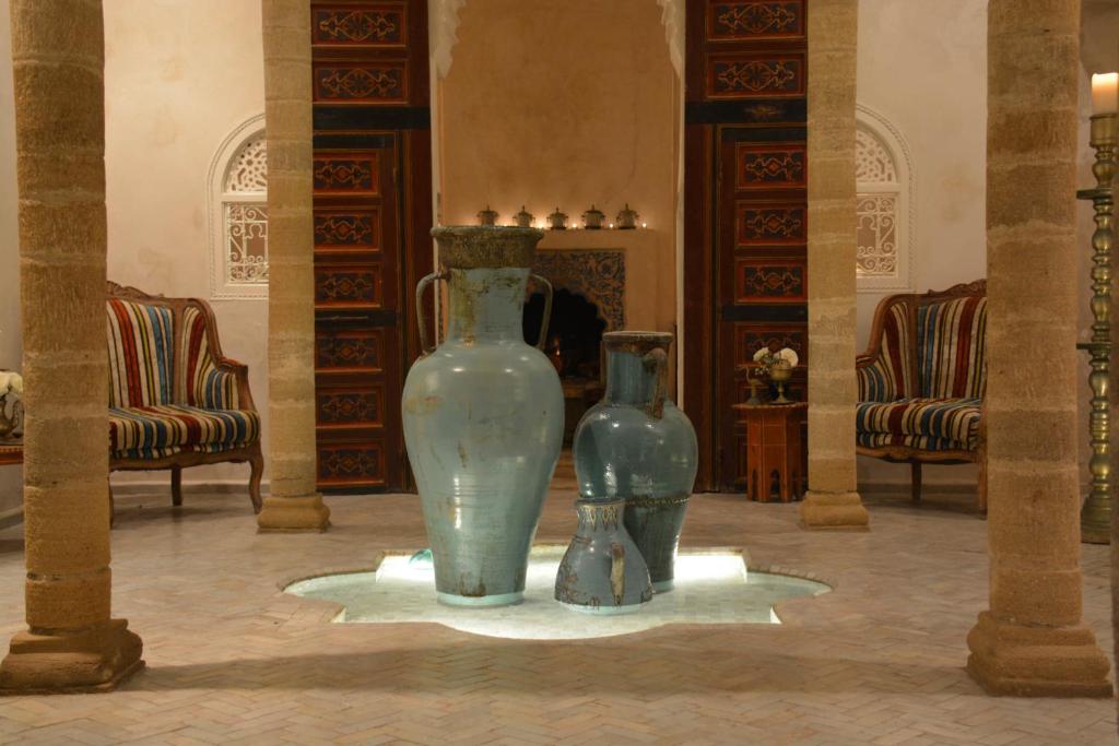 索维拉Riad MALAÏKA的两个花瓶坐在一个房间里