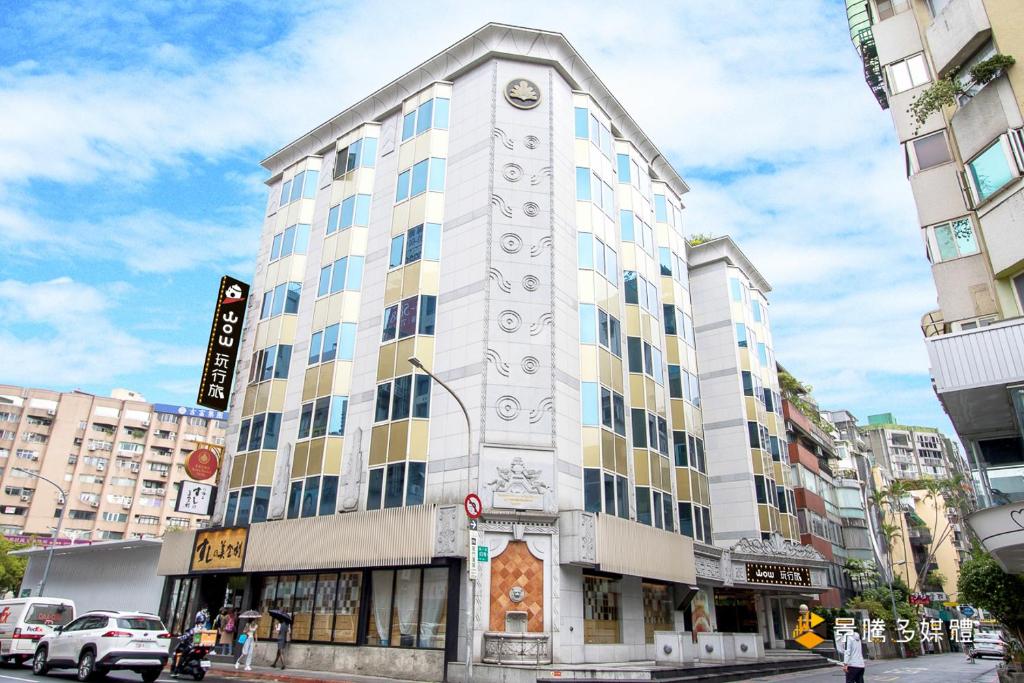 台北玩行旅大安分馆的一座高大的白色建筑,上面有时钟