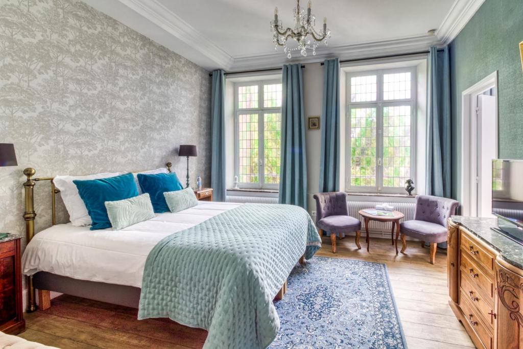 滨海布洛涅La Boulonnaise的一间卧室配有一张床、椅子和窗户。