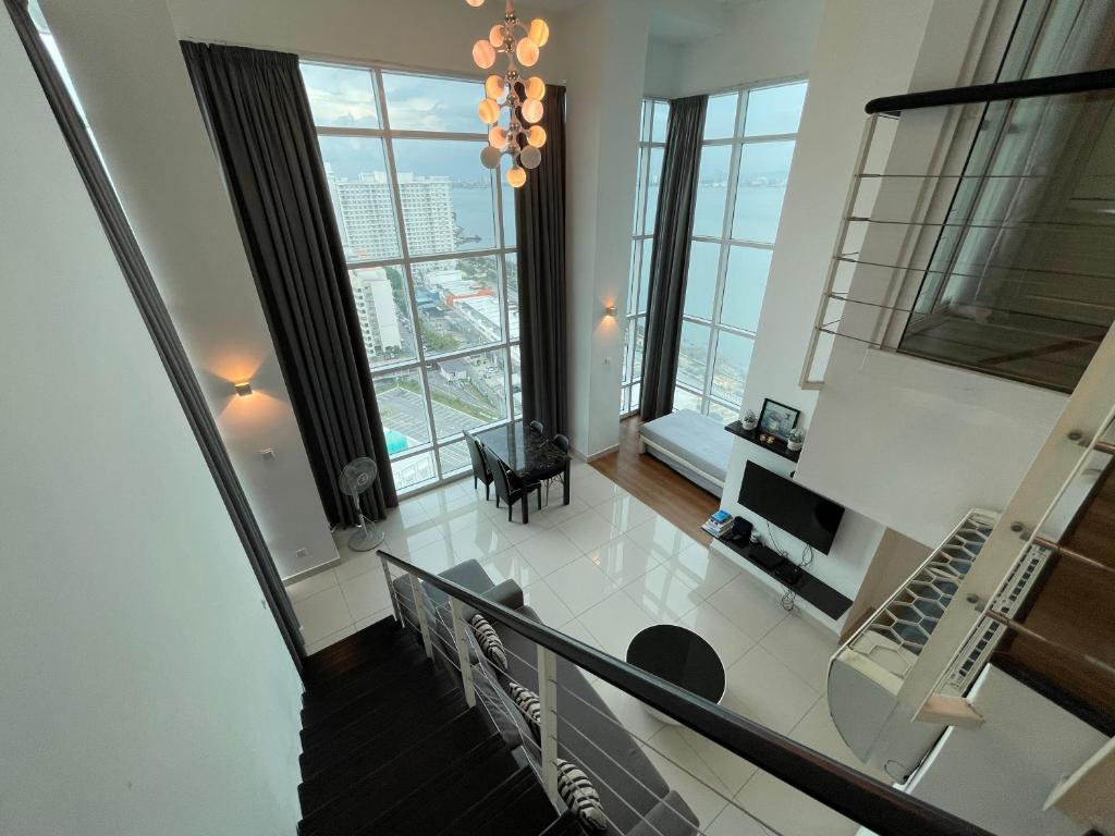 乔治市航海尊贵套房公寓的客厅享有空中景致,设有窗户。