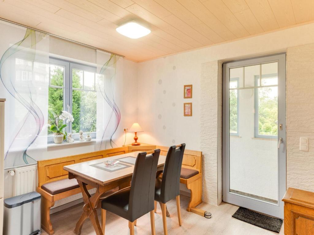 梅德巴赫Apartment between Winterberg and Willingen的一间带桌椅和窗户的用餐室