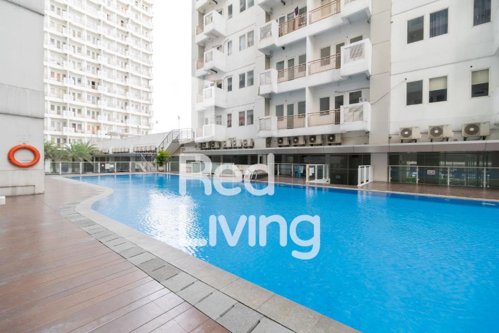 茂物RedLiving Apartemen Sentul Tower - Skyland的一座建筑物中央的游泳池