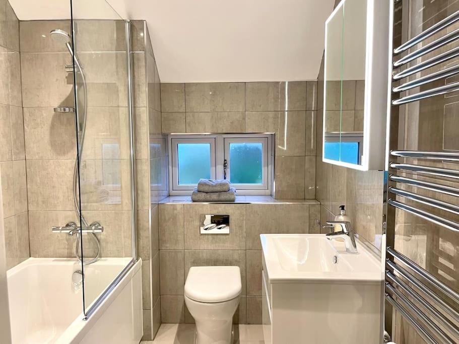 布罗德韦Lion Cottage, Broadway的浴室配有卫生间、盥洗盆和淋浴。
