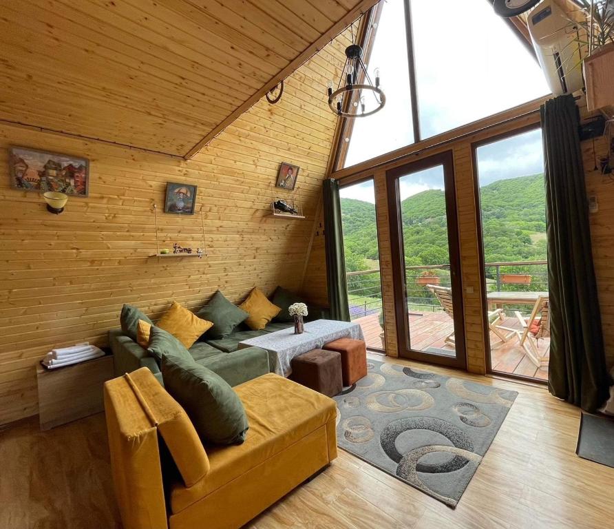 第比利斯Cozy cabin的客厅配有沙发和桌子