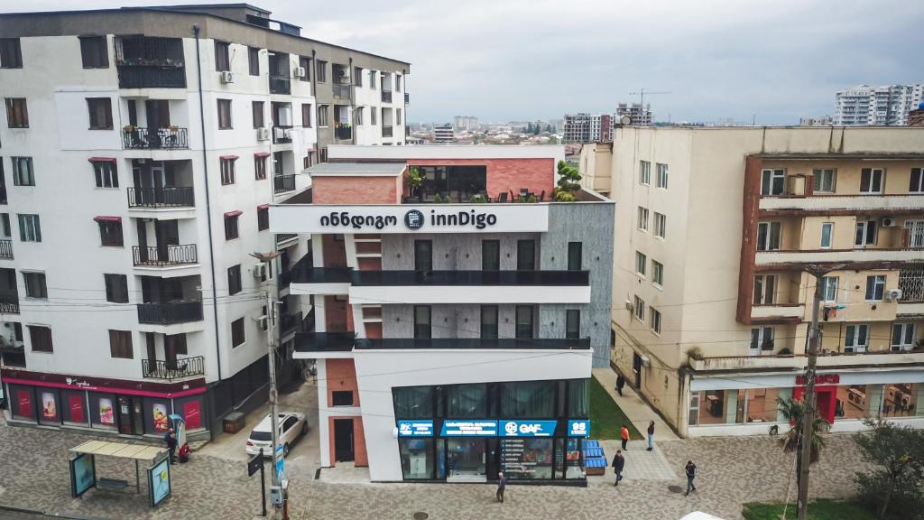 库塔伊西Hotel InnDigo in Kutaisi的城市空中景观和建筑