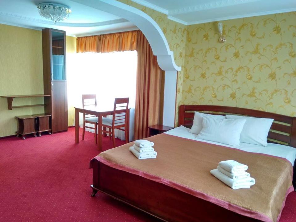 波尔塔瓦波尔塔瓦观光酒店的酒店客房,配有带毛巾的床