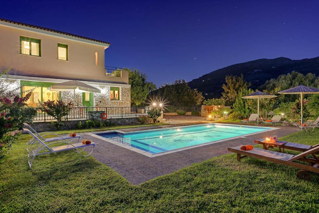 斯卡拉Villa Syriti的庭院中带游泳池的房子