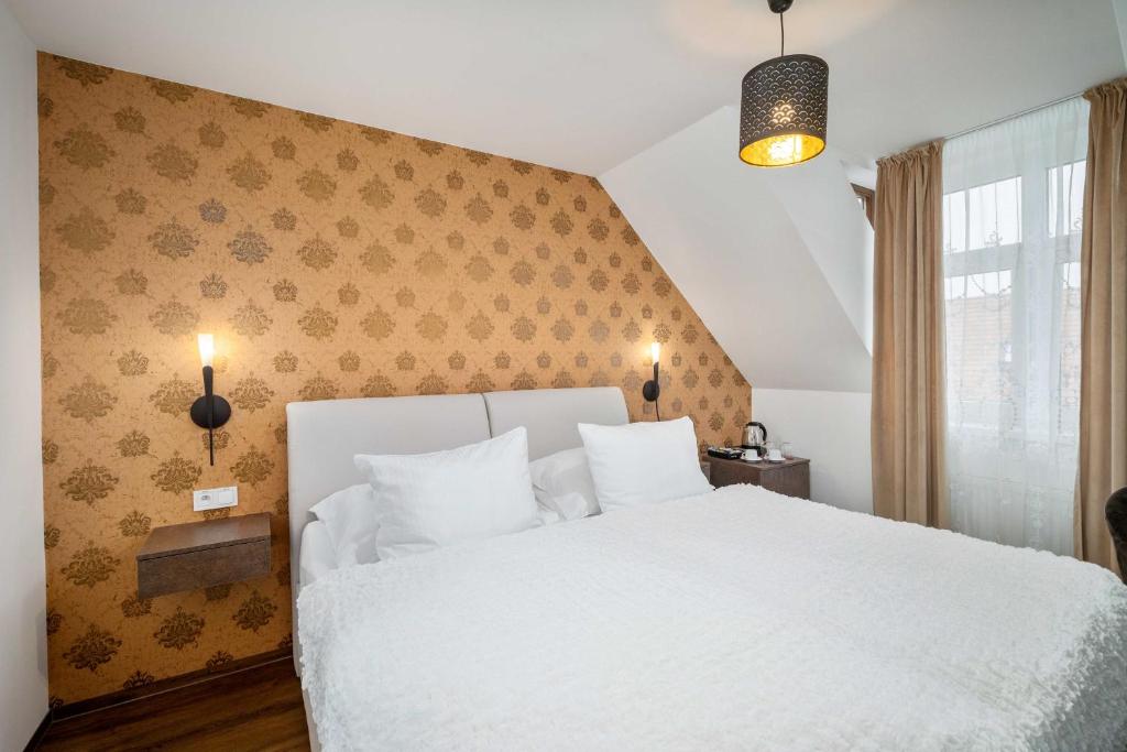 特尔纳瓦Hotel MAXPLAZA的卧室配有白色的床和墙壁