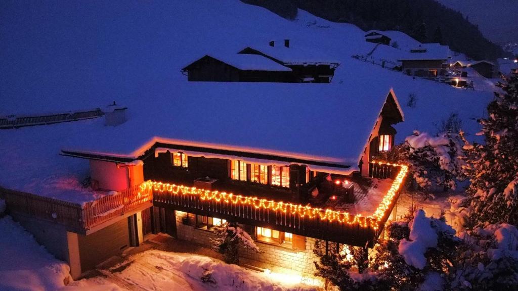 克洛斯特斯多夫Chalet Alten的雪中遮盖着圣诞灯的房子