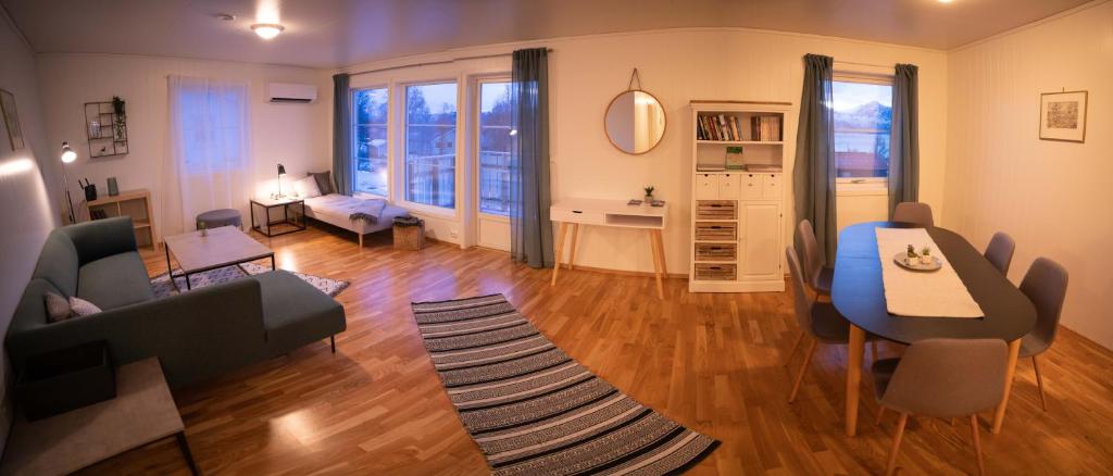 SkalandDestination Senja - Skaland的客厅配有沙发和桌椅