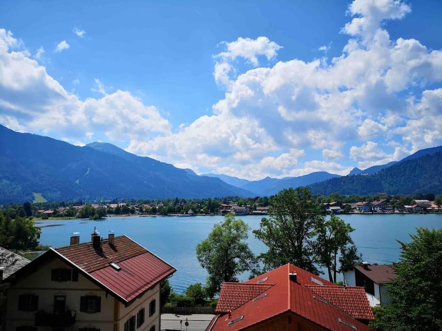 泰根塞See- und Bergblick in Bestlage am Tegernsee的享有以山脉为背景的湖泊美景