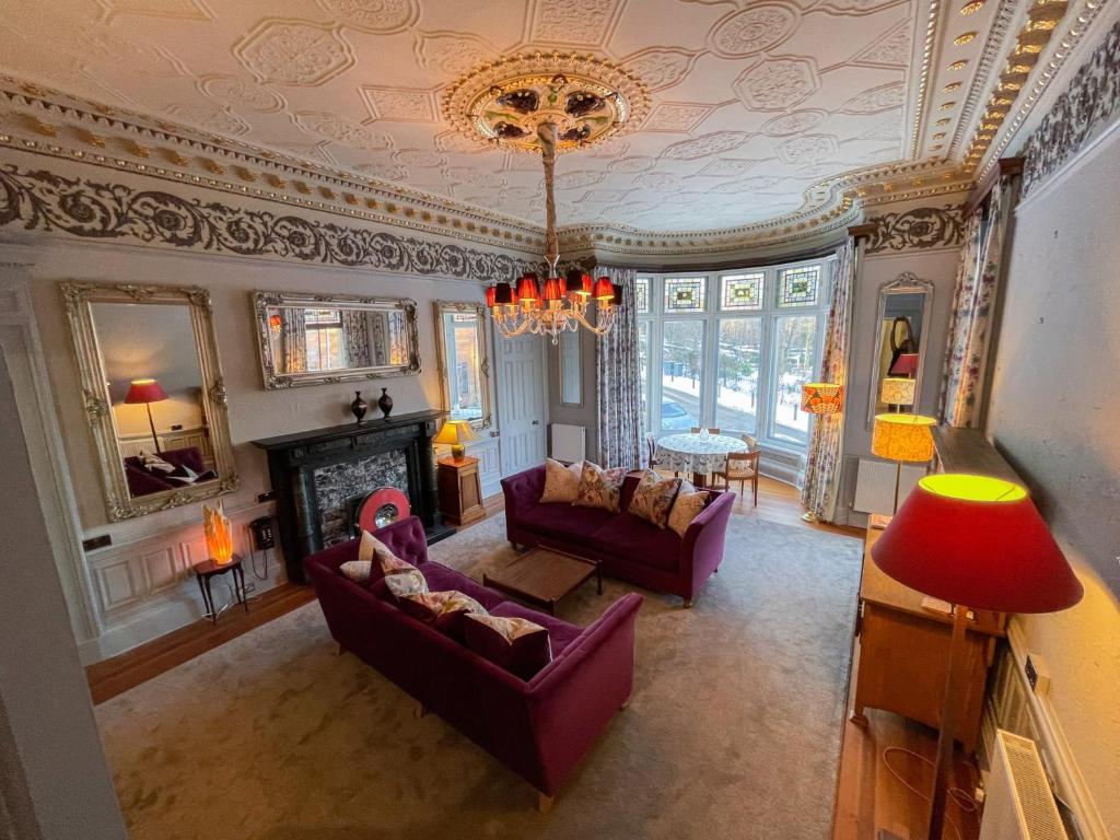 格拉斯哥1 Bed Character Filled Glasgow Apartment的客厅配有紫色家具和吊灯。