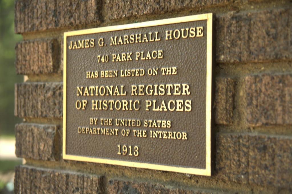 尼亚加拉瀑布The Marshall House的砖墙边的一块牌