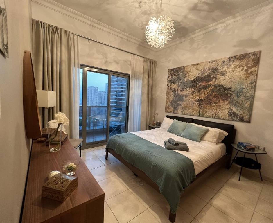 迪拜Fabolous Vacation Home in Dubai Marina的一间卧室设有一张床和一个大窗户