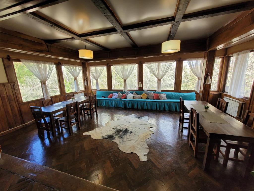 圣卡洛斯-德巴里洛切Posada del Ñireco的客厅配有蓝色的沙发和桌椅