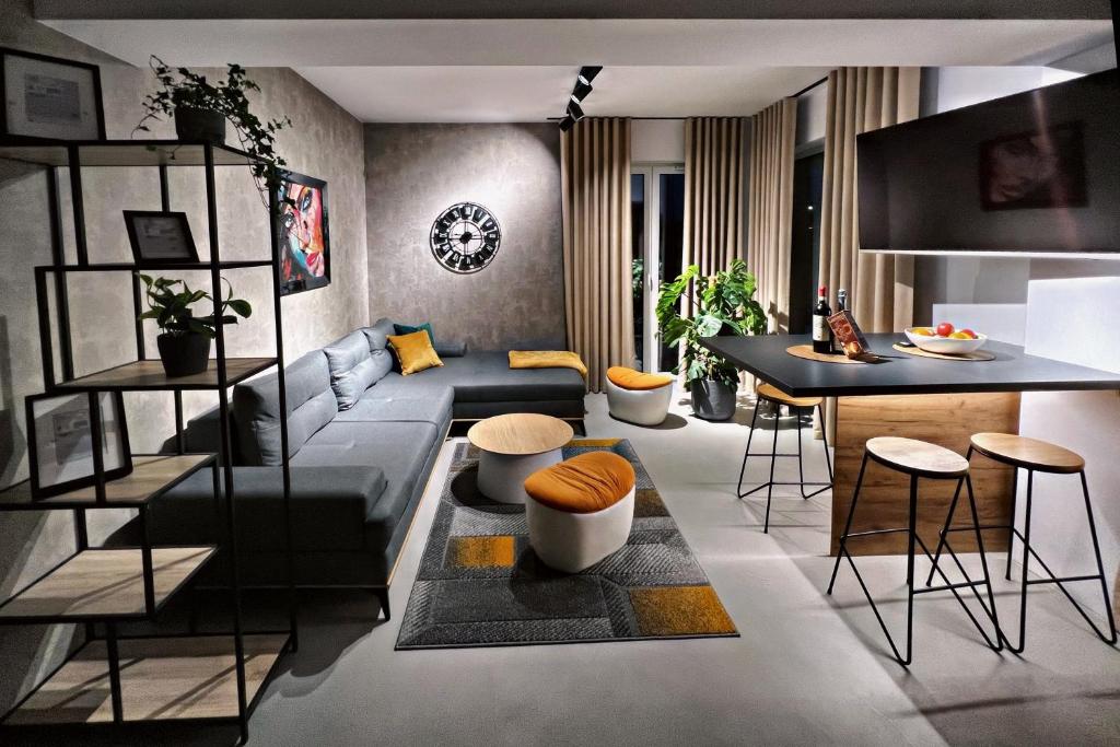 扎托尔Premium Apartment Eleven的客厅配有沙发和桌子