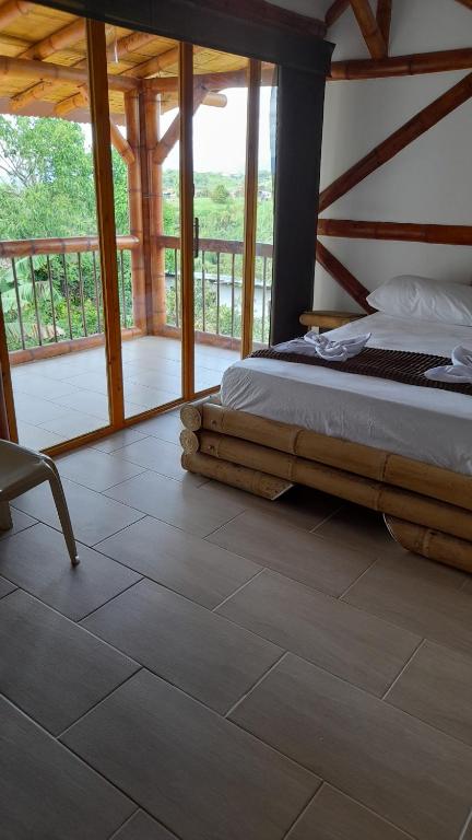 UlloaApto/cabaña naranja的一间卧室设有一张床和一个阳台